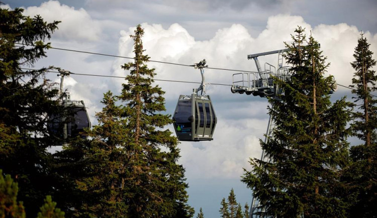 Silný vítr zastavil horní úsek lanovky na Sněžku. Úsek na Růžovou horu jezdí