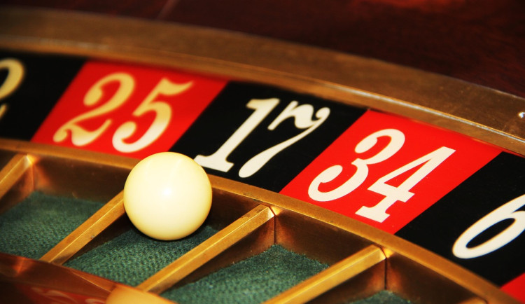 Muž v kasinu na Náchodsku vyhrál půl milionu korun. Po cestě domů ho okradli
