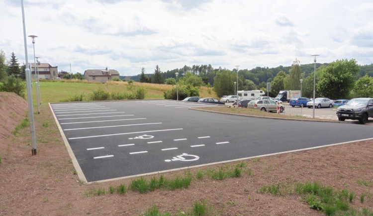 Náchod rozšířil parkování u nemocnice. Na sídlišti vzniklo nové parkoviště.