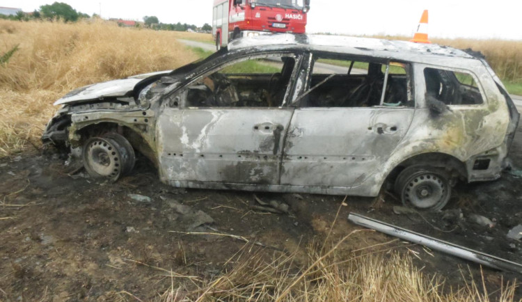 Řidič pod vlivem nezvládl zatáčku a vylétl ze silnice. Po nehodě začalo auto hořet
