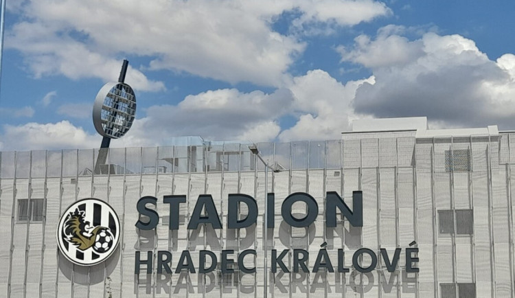 Fotbalový stadion v Hradci Králové zřejmě do 31. července hotový nebude