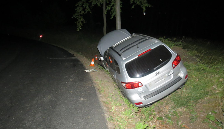 Osmnáctiletý mladík bez řidičáku nezvládl zatáčku a vyletěl ze silnice. Navíc byl pod vlivem alkoholu.