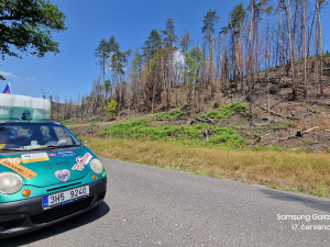 Výprava Matizem kolem republiky dojela do cíle. Po cestě museli za tisícovku koupit nové auto
