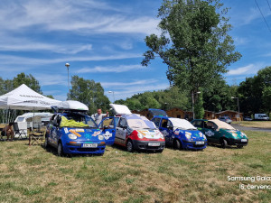 Výprava Matizem kolem republiky dojela do cíle. Po cestě museli za tisícovku koupit nové auto