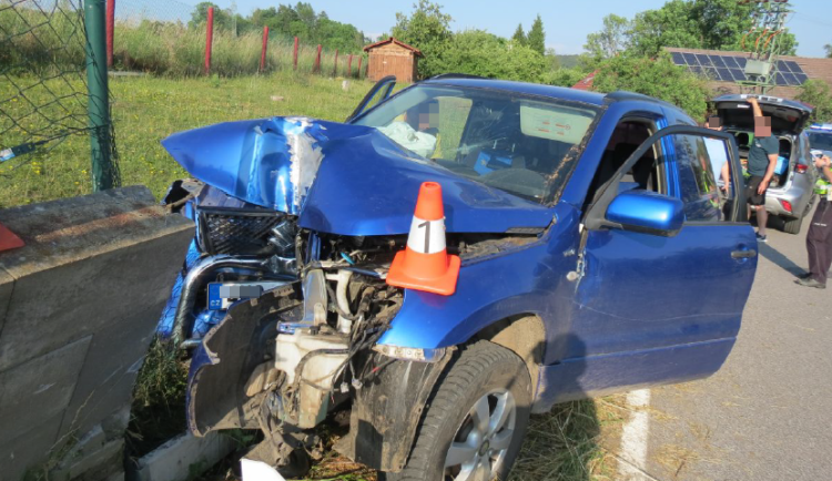 Policista mu do očí řekl, aby v opilosti neřídil. On nasedl do auta, které zdemoloval o betonovou zídku.