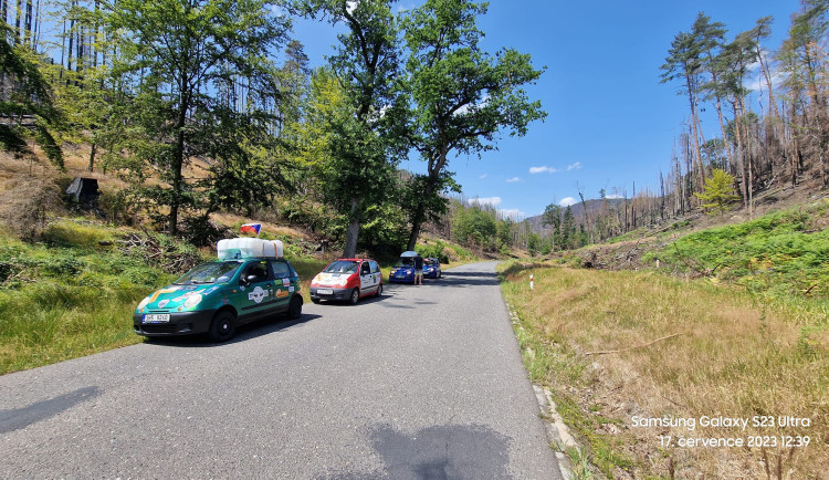 Výprava Matizem kolem republiky dojela do cíle. Po cestě museli za tisícovku koupit nové auto