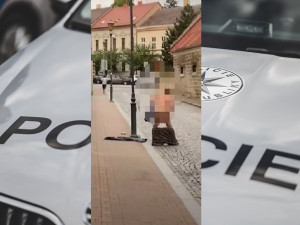 VIDEO: Nejdříve se procházel nahý centrem Jičína, poté usedl opilý za volant