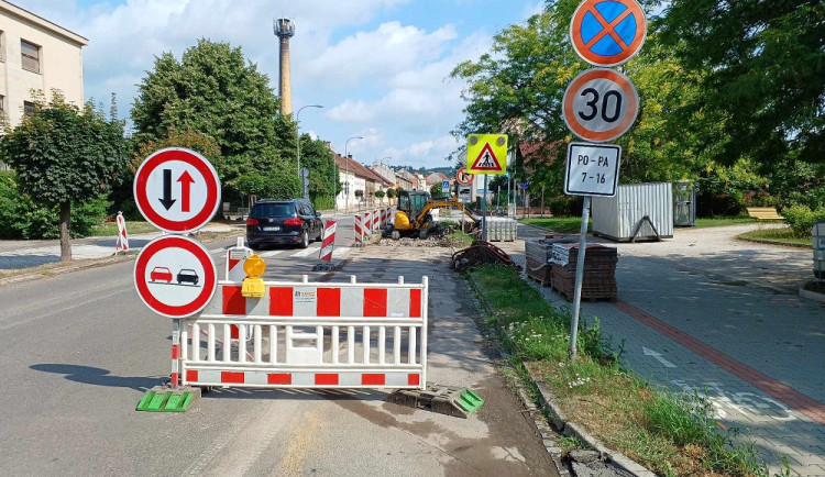 Práce na realizace přechodu pro chodce