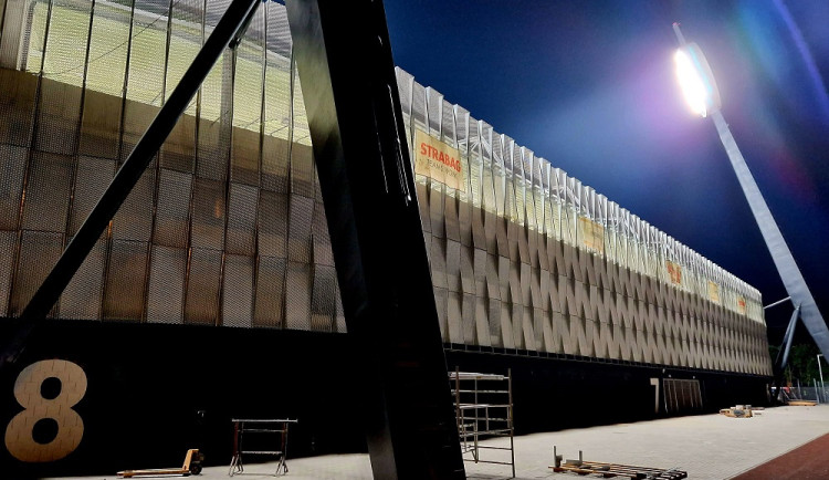 OBRAZEM Otevření nového fotbalového svatostánku je v Hradci na spadnutí