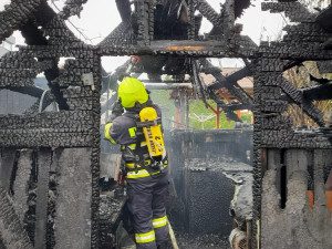 Ve Dvoře Králové hořela kůlna, majitel u ní nechal dýmák s popelem