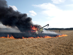 Požár kombajnu v Českém Meziříčí