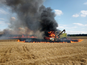 Požár kombajnu v Českém Meziříčí