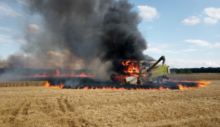 Požár kombajnu v Českém Meziříčí