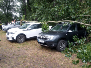 Větvě během víkendových bouřek v Královéhradeckém kraji padaly na silnice i auta