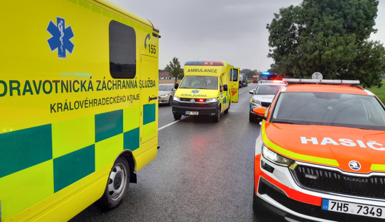 Při nehodě dvou aut na Hradecku zemřela žena. Dvě děti utrpěly vážná zranění