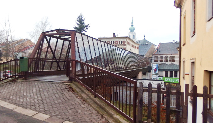 VIDEO: Trutnov začal s opravou skleněné lávky. Rekonstrukci lze sledovat on-line na internetu