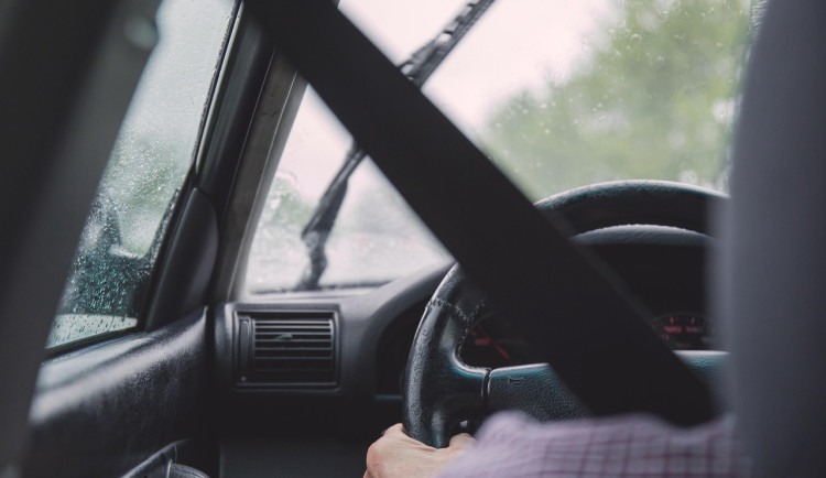 Mikrospánek za volantem zažil každý osmý řidič. Ročně zaviní víc než tisícovku nehod