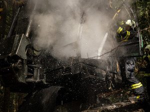 Lesníci na Rychnovsku přišli o stroj na těžbu dřeva, škoda jde do milionů