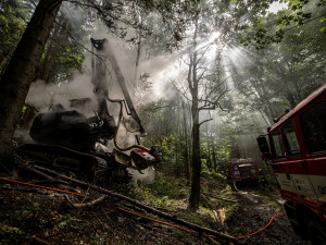 Lesníci na Rychnovsku přišli o stroj na těžbu dřeva, škoda jde do milionů