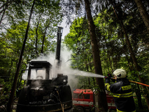 Lesníci na Rychnovsku přišli o stroj na těžbu dřeva, škoda jde do milionů
