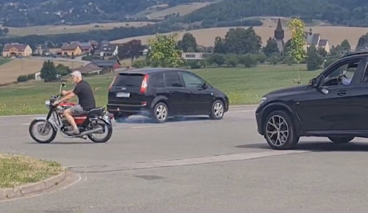 Prezident Pavel jel ve Rtyni na motorce bez helmy, za dopravní přestupek se omluvil