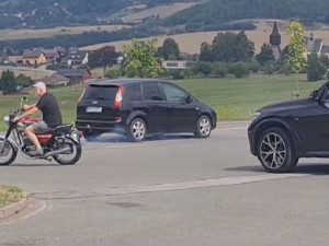 Prezident Pavel jel ve Rtyni na motorce bez helmy, za dopravní přestupek se omluvil