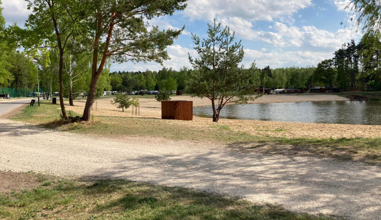 size5-16523783647771-207-galerie-kemp-stribrny-rybnik-v-hradci-kralove