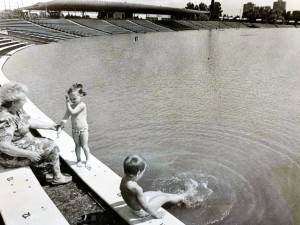 V roce 1993 se starý stadion v Hradci Králové proměnil ve vodní nádrž. Lidé se tam chodili koupat