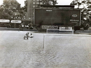V roce 1993 se starý stadion v Hradci Králové proměnil ve vodní nádrž. Lidé se tam chodili koupat
