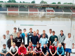V roce 1993 se starý stadion v Hradci Králové proměnil ve vodní nádrž. Lidé se tam chodili koupat