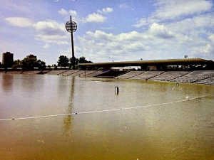 V roce 1997 se starý stadion v Hradci Králové proměnil ve vodní nádrž. Lidé se tam chodili koupat