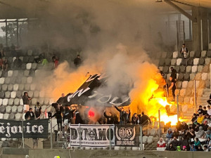 První zápas v nové aréně potrápil výpadek elektřiny i počasí. Hradec Králové nakonec vyhrál