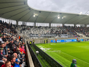 První zápas v nové aréně potrápil výpadek elektřiny i počasí. Hradec Králové nakonec vyhrál