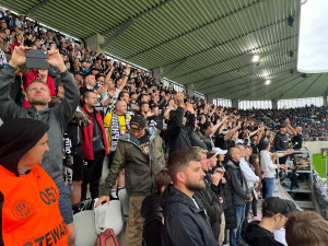 První zápas v nové aréně potrápil výpadek elektřiny i počasí. Hradec Králové nakonec vyhrál