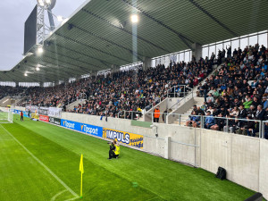 První zápas v nové aréně potrápil výpadek elektřiny i počasí. Hradec Králové nakonec vyhrál