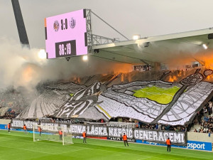 První zápas v nové aréně potrápil výpadek elektřiny i počasí. Hradec Králové nakonec vyhrál