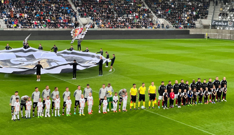 První zápas v nové aréně potrápil výpadek elektřiny i počasí. Hradec Králové nakonec vyhrál