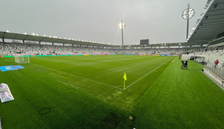 Jak hodnotíte práci firem, které staví fotbalový stadion v Hradci Králové?