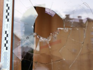 Muže rozčílilo, že skončila soukromá oslava. Před barákem začal demolovat auta a dveře