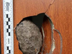 Muže rozčílilo, že skončila soukromá oslava. Před barákem začal demolovat auta a dveře