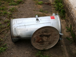 Muže rozčílilo, že skončila soukromá oslava. Před barákem začal demolovat auta a dveře