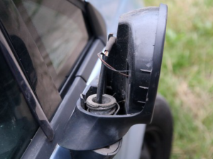 Muže rozčílilo, že skončila soukromá oslava. Před barákem začal demolovat auta a dveře