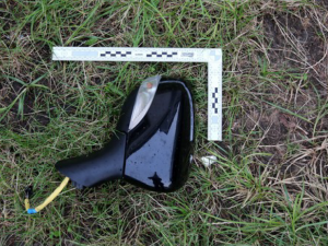 Muže rozčílilo, že skončila soukromá oslava. Před barákem začal demolovat auta a dveře