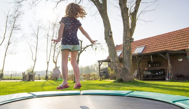 Trampolíny jsou podle lékařů nebezpečné, pro děti mladší šesti by měly být pasé