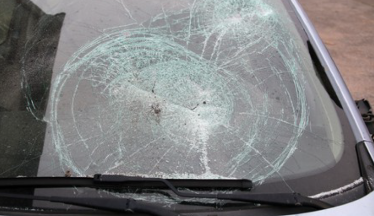 Muže rozčílilo, že skončila soukromá oslava. Před barákem začal demolovat auta a dveře