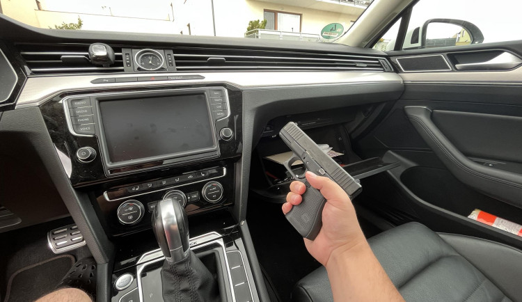 Řidič vytáhl na druhého pistoli. Policie ho dopadla při cestě na tuning sraz do Hradce Králové