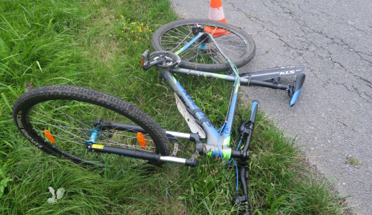 Cyklista bez přilby zemřel po pádu z kola. Udeřil se do hlavy