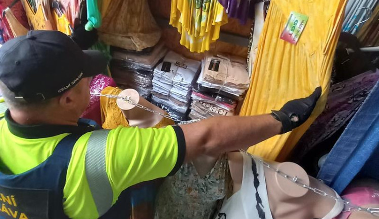 Celníci provětrali šatníky trhovců u Znojma. V tajném skladu našli padělky za miliony