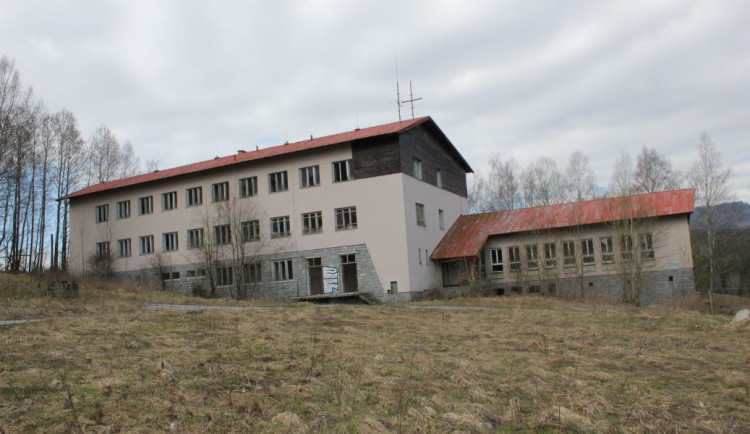 Chátrající areál na Šumavě sloužil vojákům. Od města ho kupuje investor