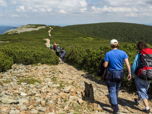 KRNAP doporučuje vyhnout se nejvytíženějším turistickým stezkám v Krkonoších